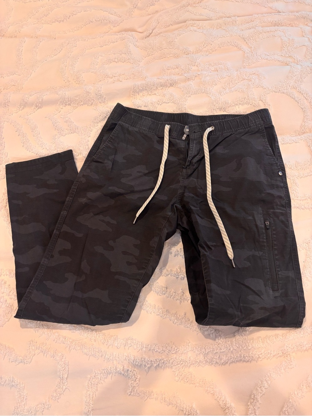 Vuori Women's Black Camo Cropped Drawstring Pants